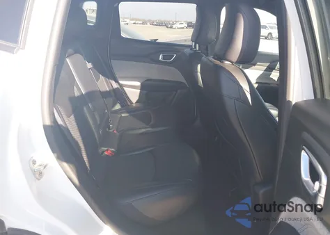 2024 Jeep Compass Latitude 4X4 z USA, uszkodzony, nr VIN 3C4NJDBN8RT109969